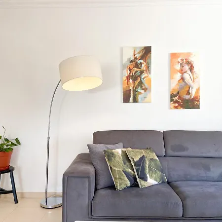 Διαμέρισμα Modern And Spacious In #1939