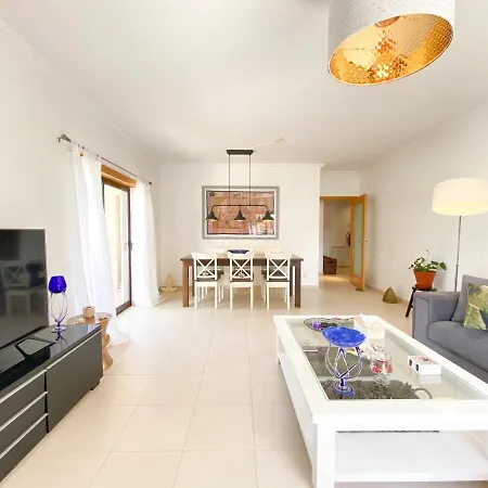 Διαμέρισμα Modern And Spacious In #1939 *