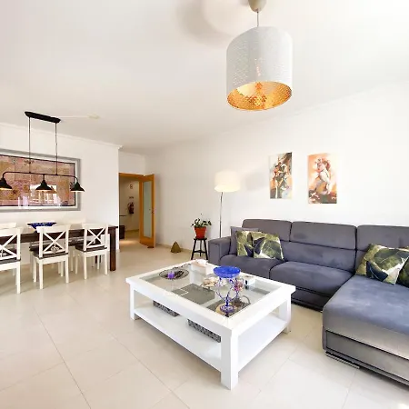 Modern And Spacious In #1939 Apartment *